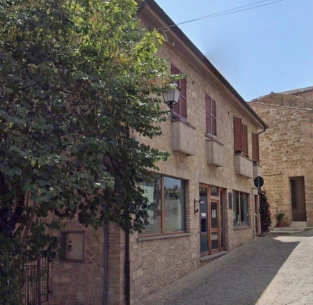 Ampio locale commerciale con vista Monti Sibillini