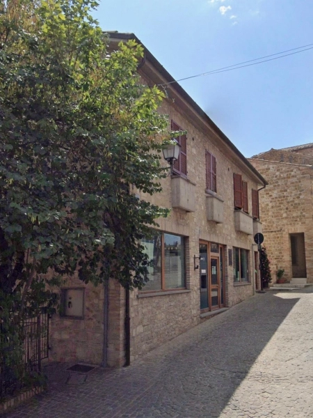 Ampio locale commerciale con vista Monti Sibillini