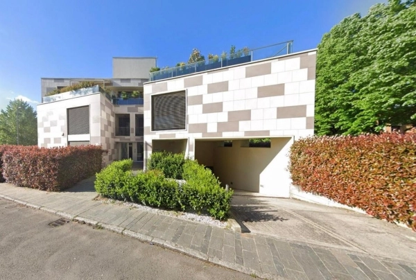 Box auto doppio in palazzo moderno – Via Carlo Mattioli