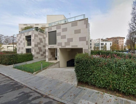 Box auto doppio in palazzo moderno – Via Carlo Mattioli