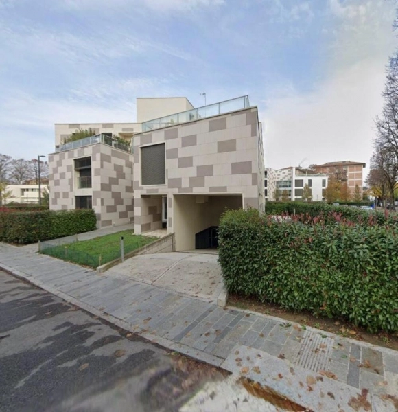 Box auto doppio in palazzo moderno – Via Carlo Mattioli