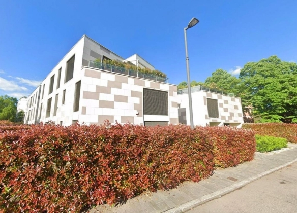 Box auto ampio in palazzo moderno – Via Carlo Mattioli