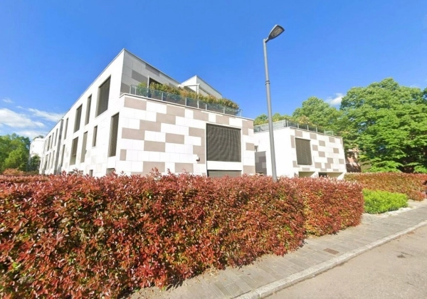 Box auto ampio in palazzo moderno – Via Carlo Mattioli