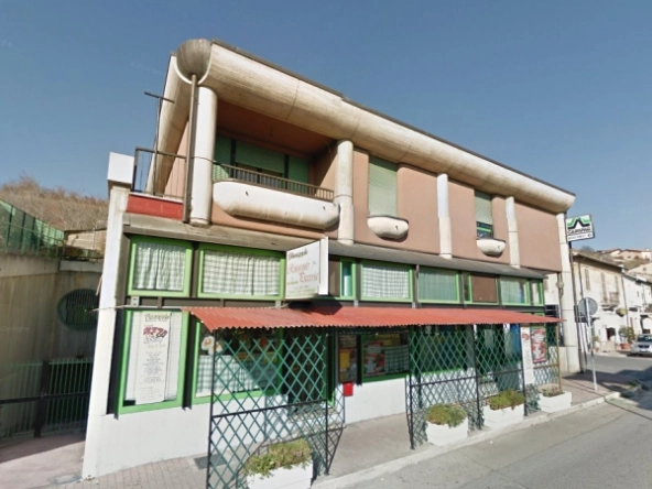 Negozi su strada con vetrine