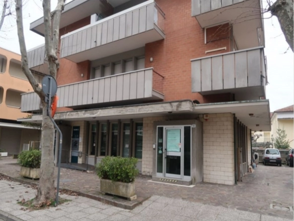 Locale commerciale con vetrine