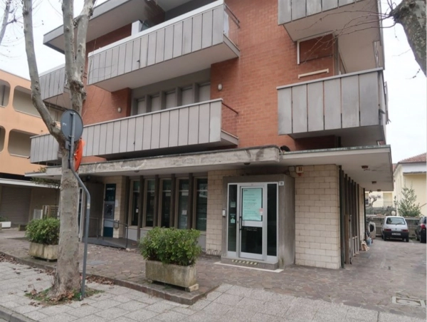 Locale commerciale con vetrine