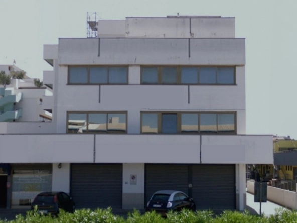 Ampio ufficio con terrazzo