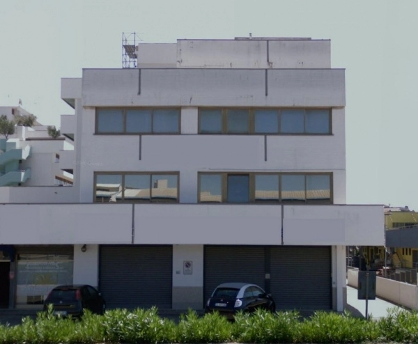 Ampio ufficio con terrazzo