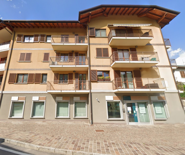 Locale commerciale con vetrine
