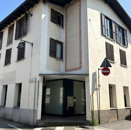 Locale commerciale con vetrine e posti auto