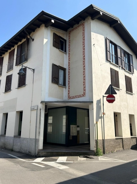 Locale commerciale con vetrine e posti auto