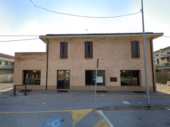 Ampio negozio al piano terra