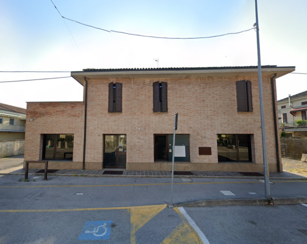 Ampio negozio al piano terra