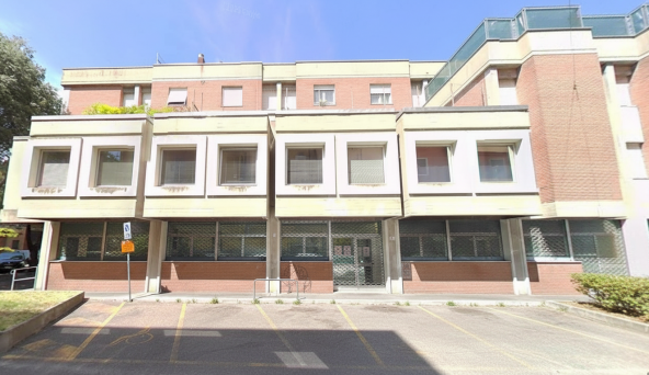Locale commerciale con ampie vetrine a Vignola
