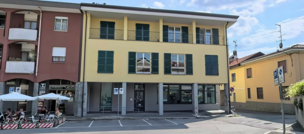 Porzione di fabbricato su più livelli con vetrine fronte piazza e 3 posti auto privati