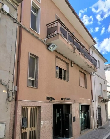 Locale commerciale con vetrine