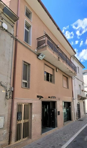 Locale commerciale con vetrine