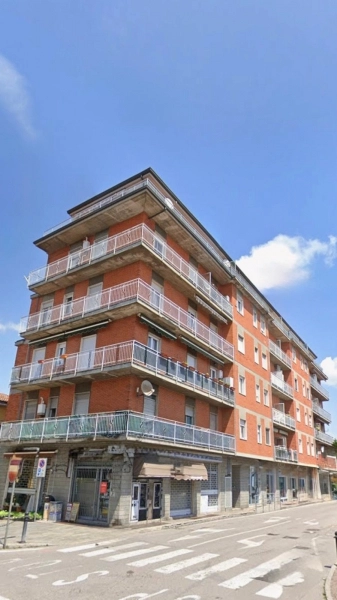 Locale commerciale con vetrine