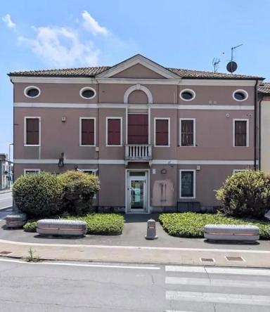 Ampio Locale Commerciale in stabile d'epoca