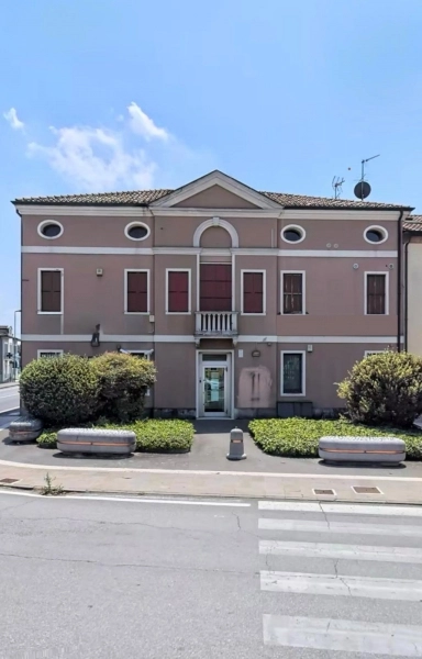 Ampio Locale Commerciale in stabile d'epoca