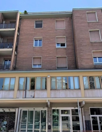 Grande Locale Commerciale e due autorimesse