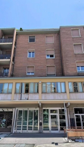 Grande Locale Commerciale e due autorimesse