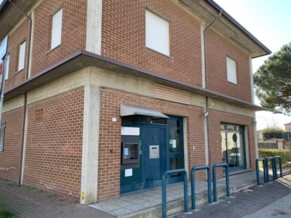 Locale commerciale in piazza centrale