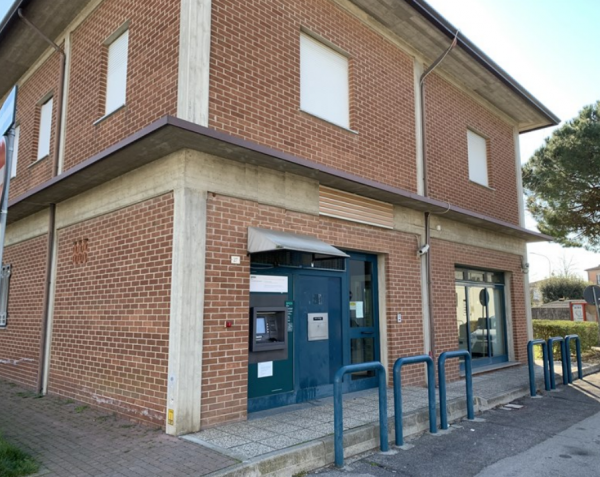 Locale commerciale in piazza centrale