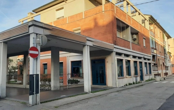 Grande locale commerciale con vetrine