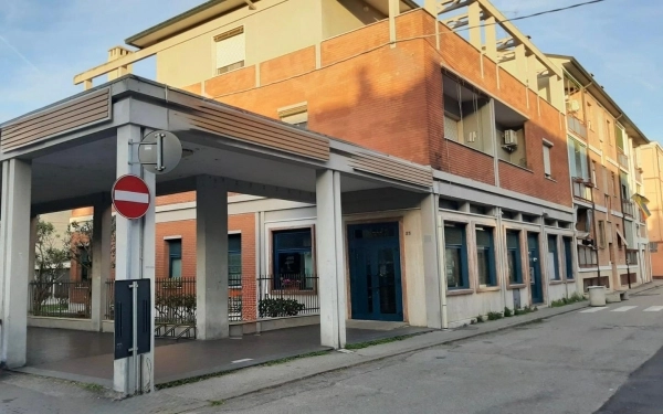 Grande locale commerciale con vetrine