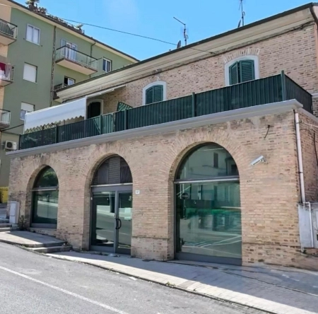 Negozio frontestrada ad Ancona con vetrine