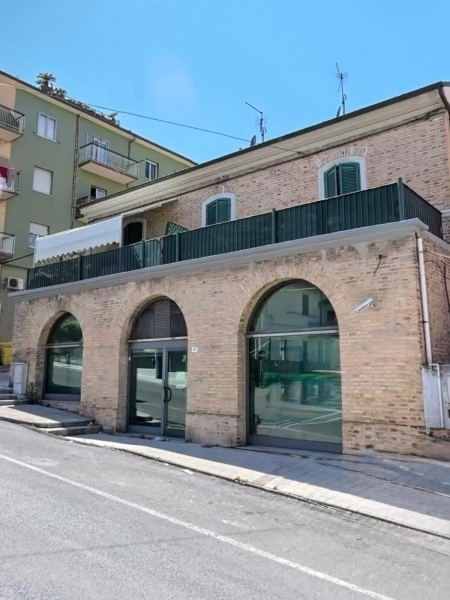 Negozio frontestrada ad Ancona con vetrine