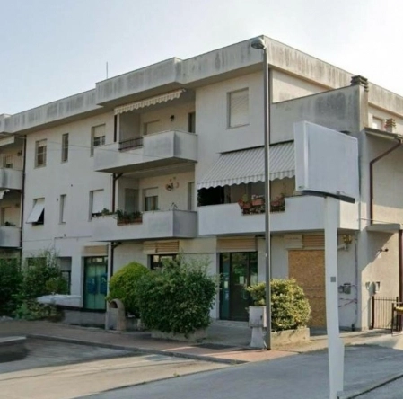 Locale commerciale con plateatico a Castelbellino Stazione