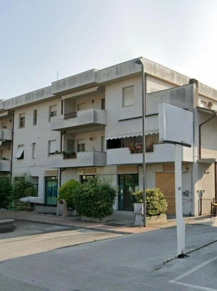 Locale commerciale con plateatico a Castelbellino Stazione