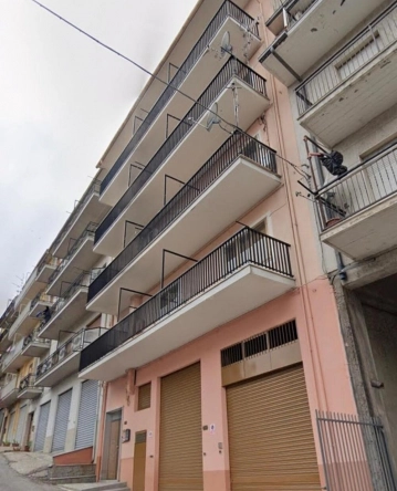 Ampio e luminoso appartamento con balcone