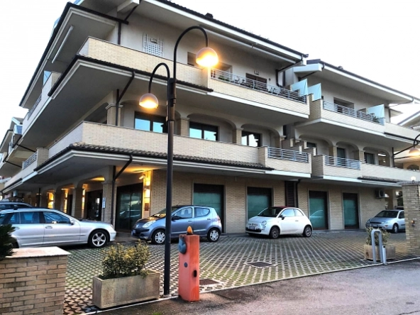 Un'opportunità unica a Silvi Marina: negozio con 9 posti auto esclusivi!