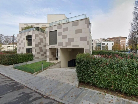 Box auto doppio in palazzo moderno – Via Carlo Mattioli