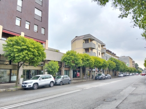 Monza, Corso Milano, Prestigioso locale commerciale ex filiale bancaria con caveau e box